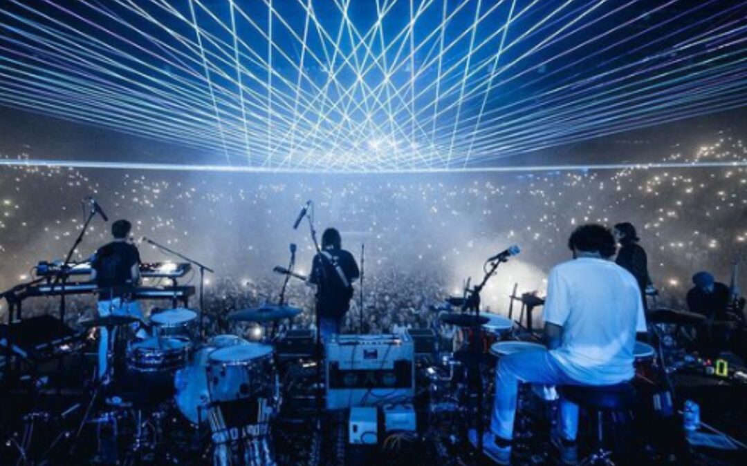 Tame Impala en CDMX: ‘Mi cuerpo está un poco roto’, dice Kevin Parker al salir con muletas