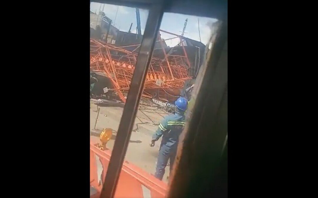 Cae estructura metálica en trabajos de la Línea 12 del Metro; no se reportan lesionados