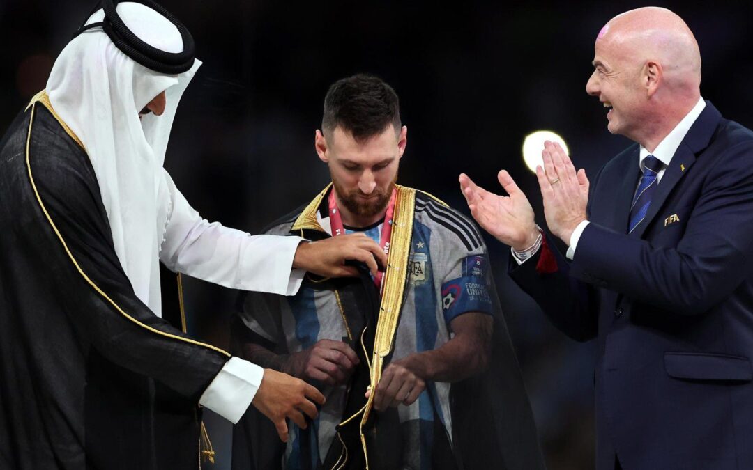 Final Mundial 2022: ¿Qué es y qué significa la capa que le pusieron a Lionel Messi en la premiación?