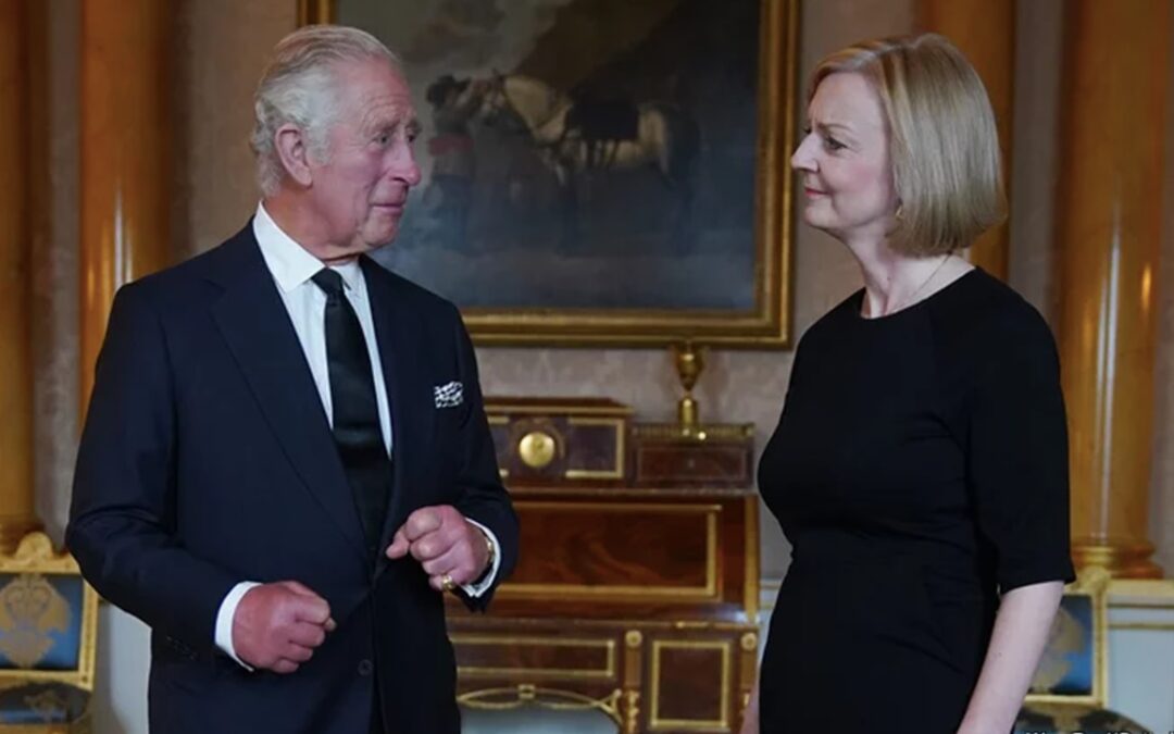 Carlos III: ¿A qué se deben los ‘dedos de salchicha’ del rey del Reino Unido?