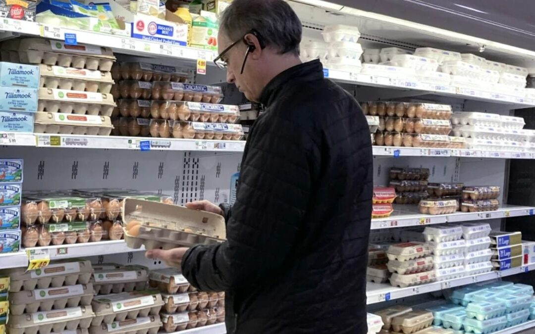 Inflación en EU ‘respira’ por ahora: Se ubica en 2.8% en febrero… pero aranceles amenazan con incrementarla