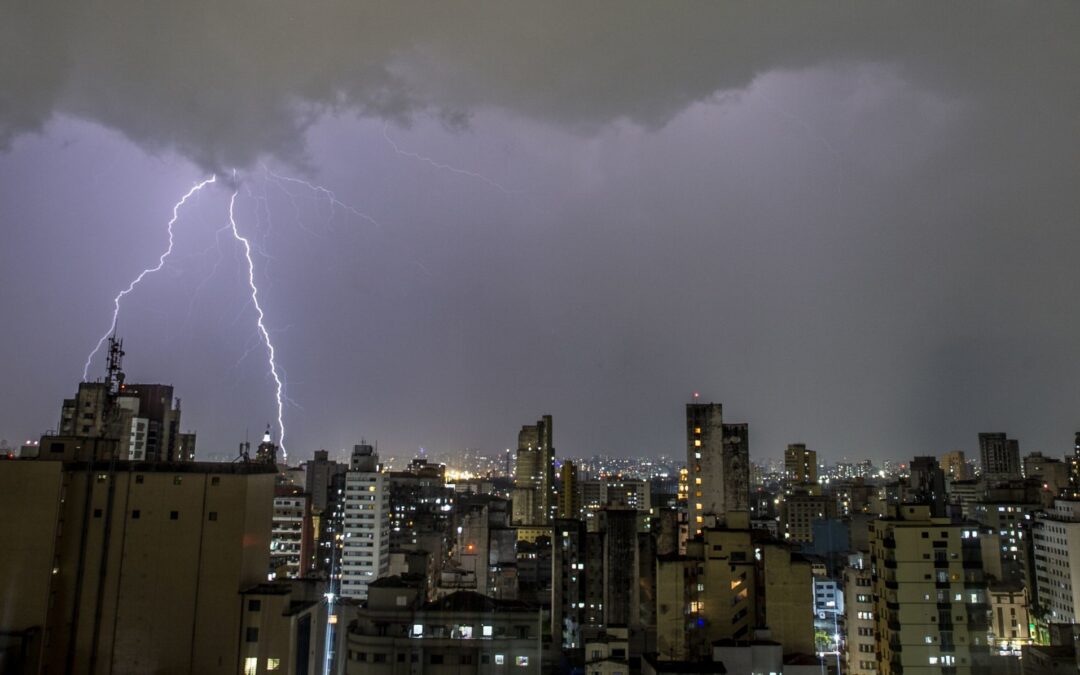 Tormentas eléctricas en CDMX: ¿Qué hacer para protegerse de los rayos?
