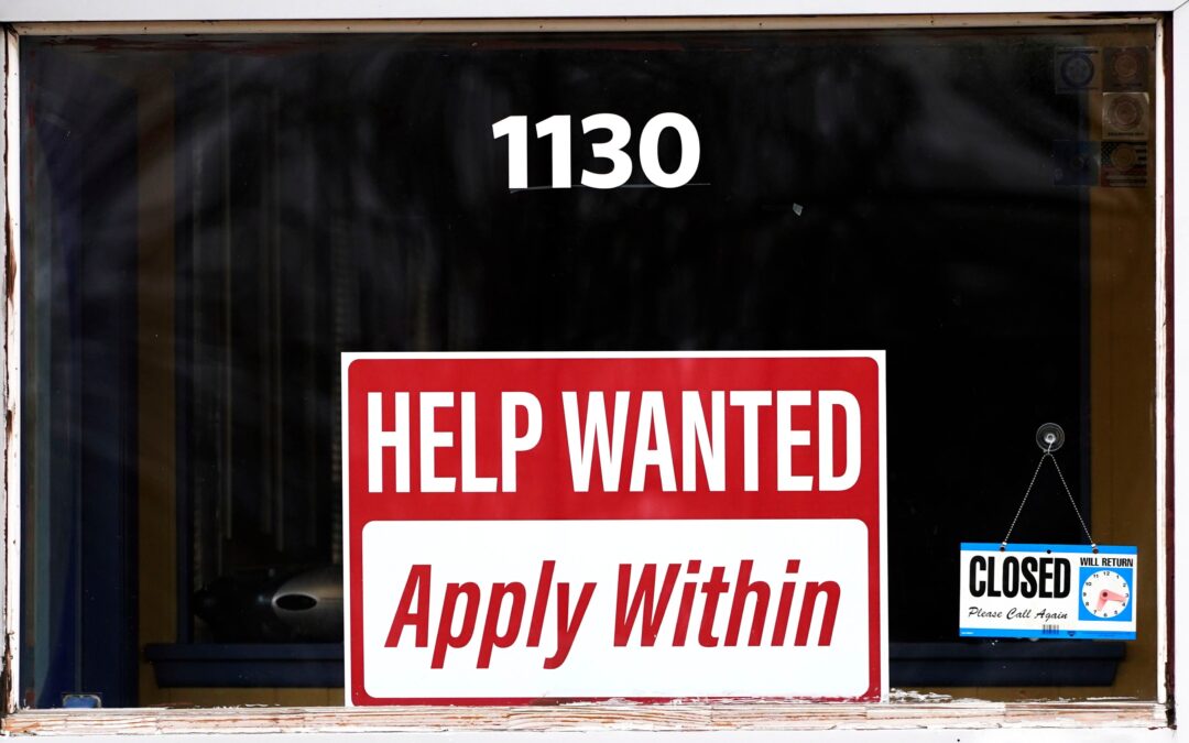 Solicitudes de ayuda por desempleo bajan en EU, antes de la ‘purga’ laboral de Trump