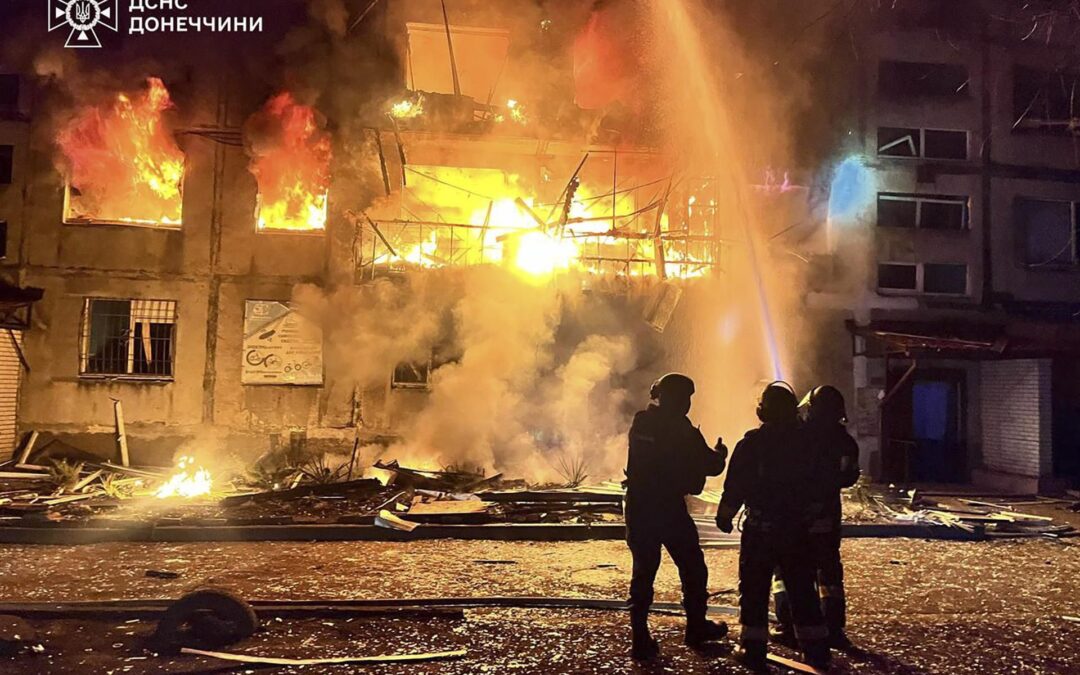 Ucrania ataca refinería de Putin; Rusia responde con bombardeos que matan a 15 personas