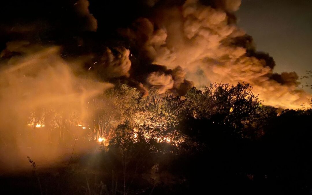 Fuga de aceite provoca incendio en Huimanguillo, Tabasco; evacúan a 500 personas