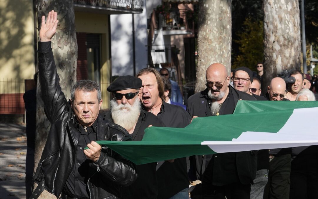 Fascistas toman las calles en Italia para recordar a Benito Mussolini a 100 años de su entrada a Roma