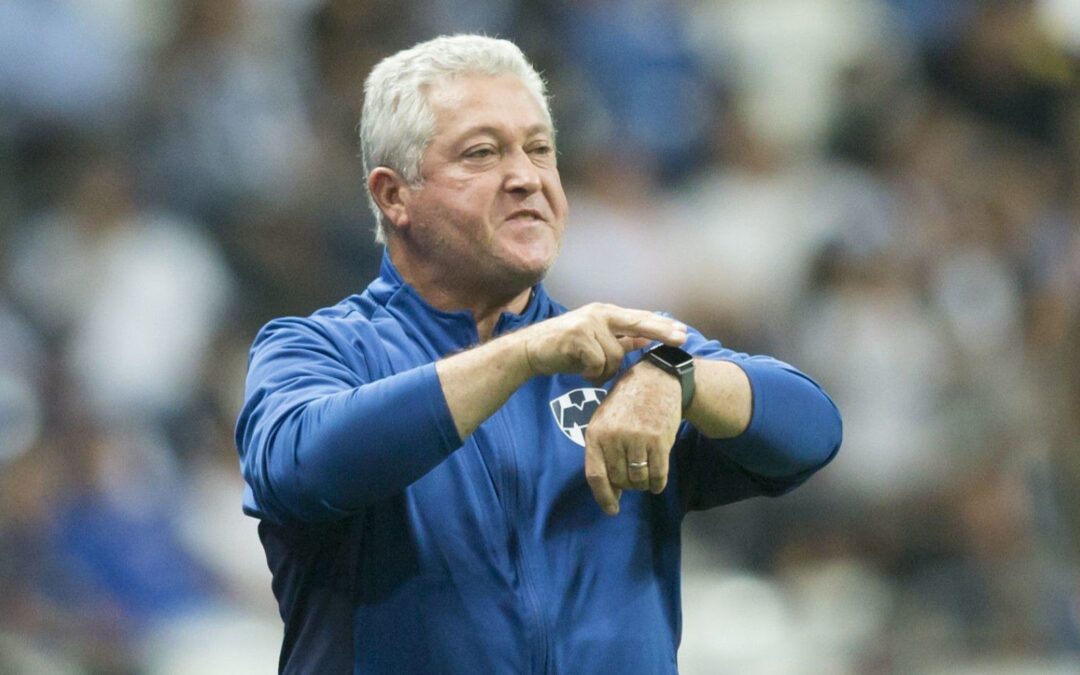 Víctor Vucetich, técnico de Rayados, abandona hospital tras descartar riesgo de infarto