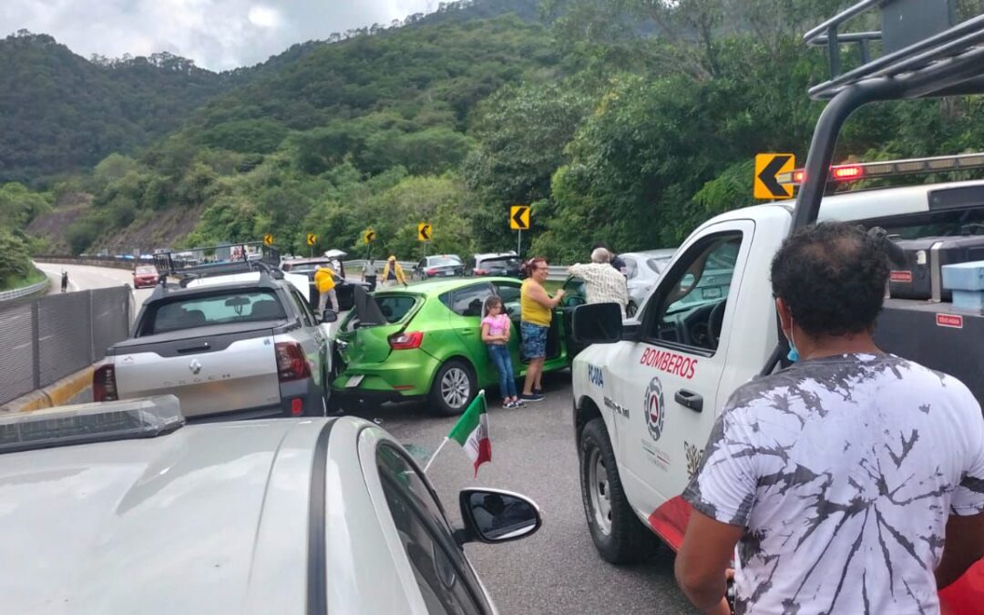 Justo en el puente: ‘Carambola’ de 15 autos en la Autopista del Sol deja al menos 5 heridos y un muerto