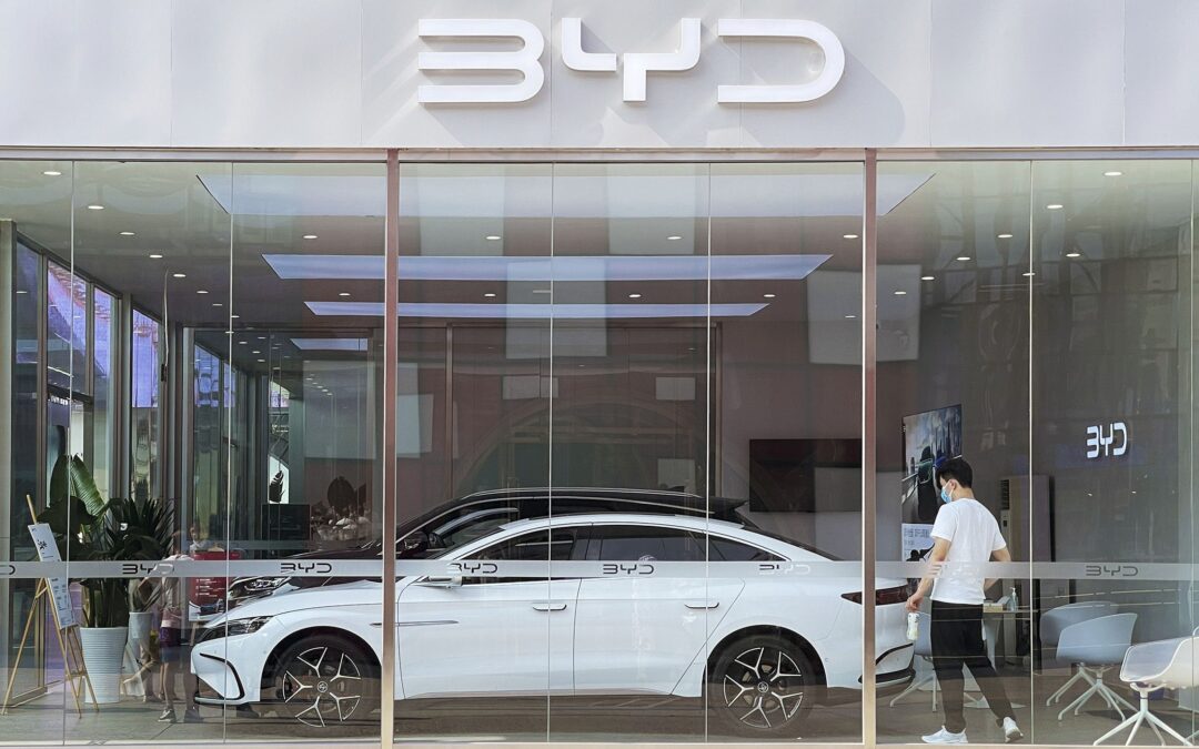 ¿’Tiembla’ Tesla? BYD, automotriz china, traerá a México 5 mil autos eléctricos en 2023