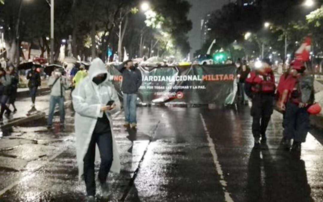 Velada por la paz: Colectivos marchan contra la militarización del país
