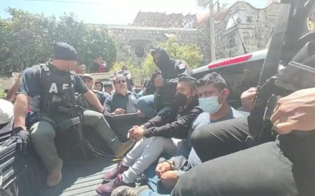 Detienen a tres maestros en Oaxaca por presunta venta de droga y servicios sexuales