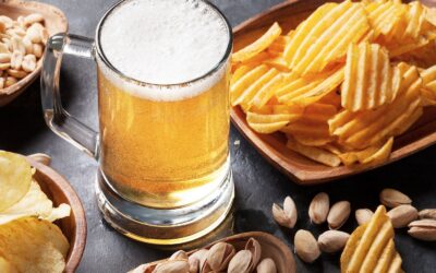 Cancela las papitas: ¿Por qué no se recomienda beber cerveza con alimentos salados?