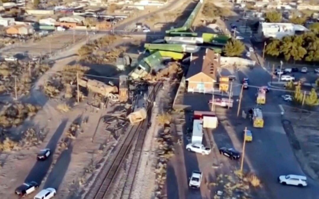 Tren de carga choca con tractocamión y se descarrila en Texas: Mueren dos trabajadores
