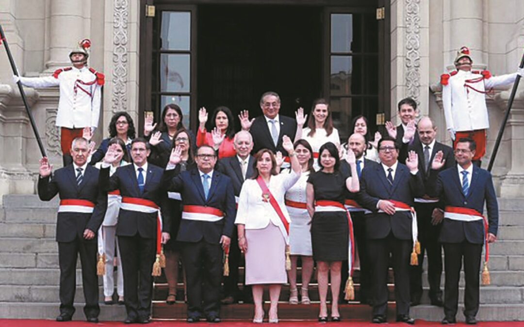 Presidenta de Perú toma protesta a nuevos ministros