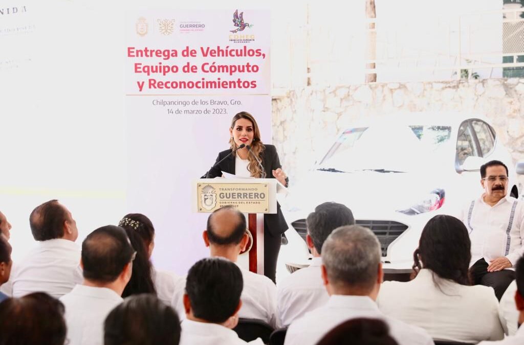 Evelyn Salgado entregó vehículos, equipo de cómputo y reconocimientos a personal de la CDHEG