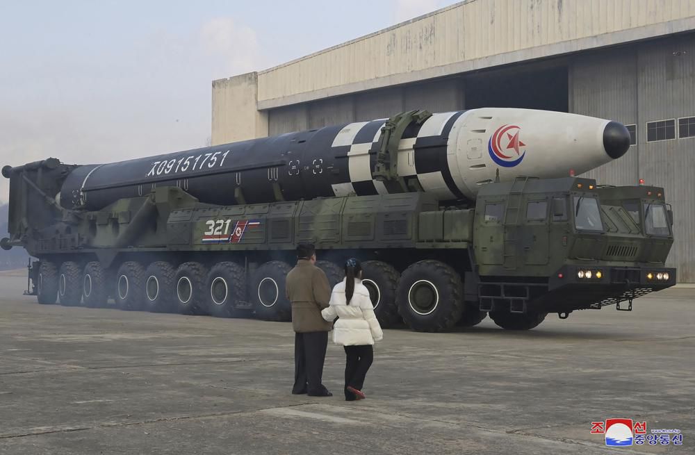 Por primera vez Norcorea muestra a hija de Kim Jong Un en lanzamiento de misil