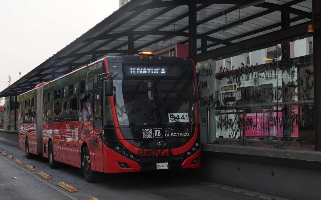 Metrobús ‘se queda sin piernas’: Estallan llantas de unidad en Coyuya; estas fueron las afectaciones