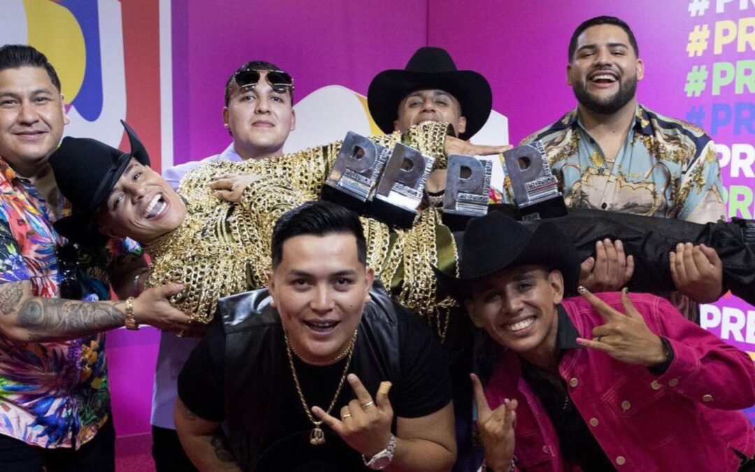 Grupo Firme lanzará línea de ropa; podría incluir chamarra firmada por la banda