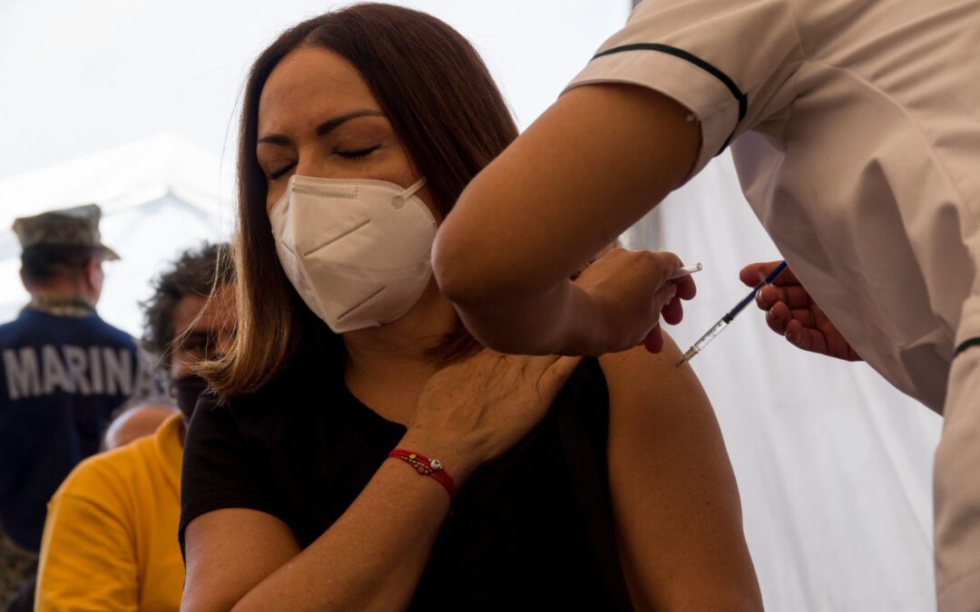 Vacuna COVID-19: Sangrado abundante en menstruación y urticaria son nuevos efectos adversos