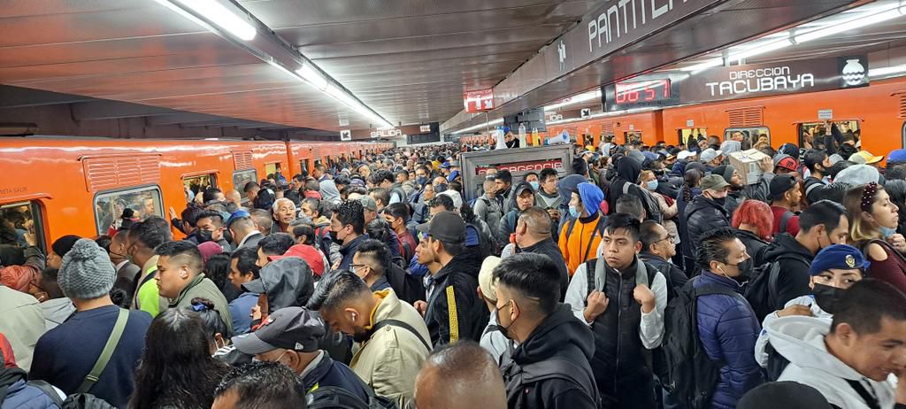 Metro CDMX: Reportan saturación y avance lento en Línea 9
