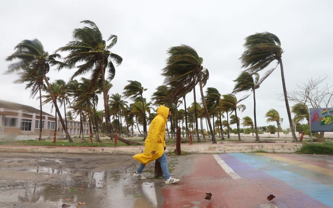Huracán ‘Milton’ se sentirá en Yucatán: ¿Qué municipios suspendieron labores y clases?
