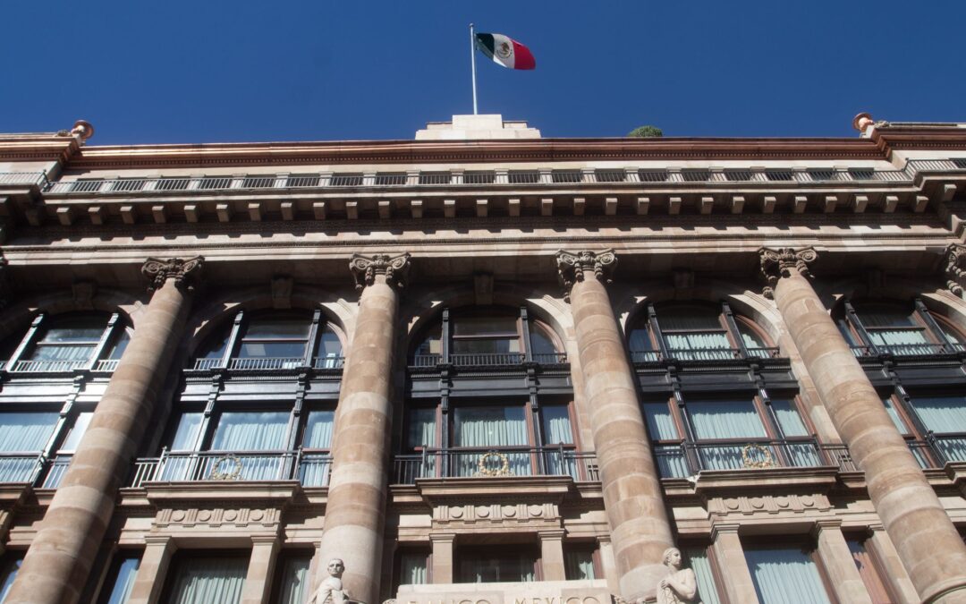 Aguas con dar el ‘tarjetazo’: Banxico subirá otra vez la tasa de interés, prevén analistas