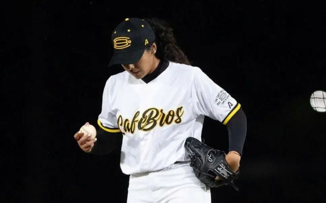 ¿Quién es Rosi del Castillo, la mexicana que lanzó en el equipo de béisbol de los nietos de Chente Fernández?