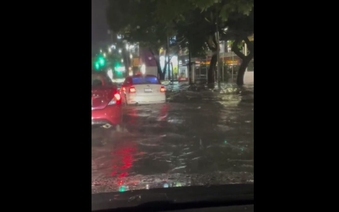 Fuerte aguacero en CDMX provoca inundaciones y caos vehicular en el sur (videos)