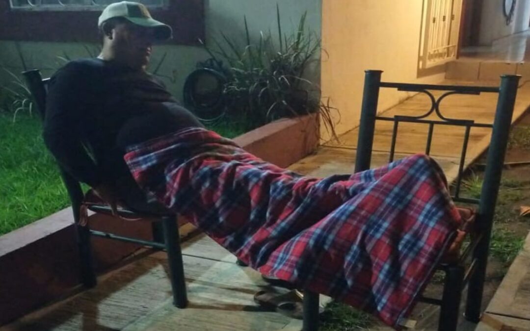 Habitantes de Colima duermen en la calle por temor a otro sismo; ‘incómodo, pero seguro’, dicen