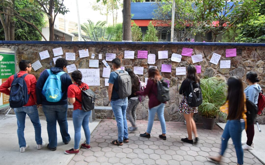 Alumnas toman prepa de Tixtla: denuncian que hay cámaras en los baños