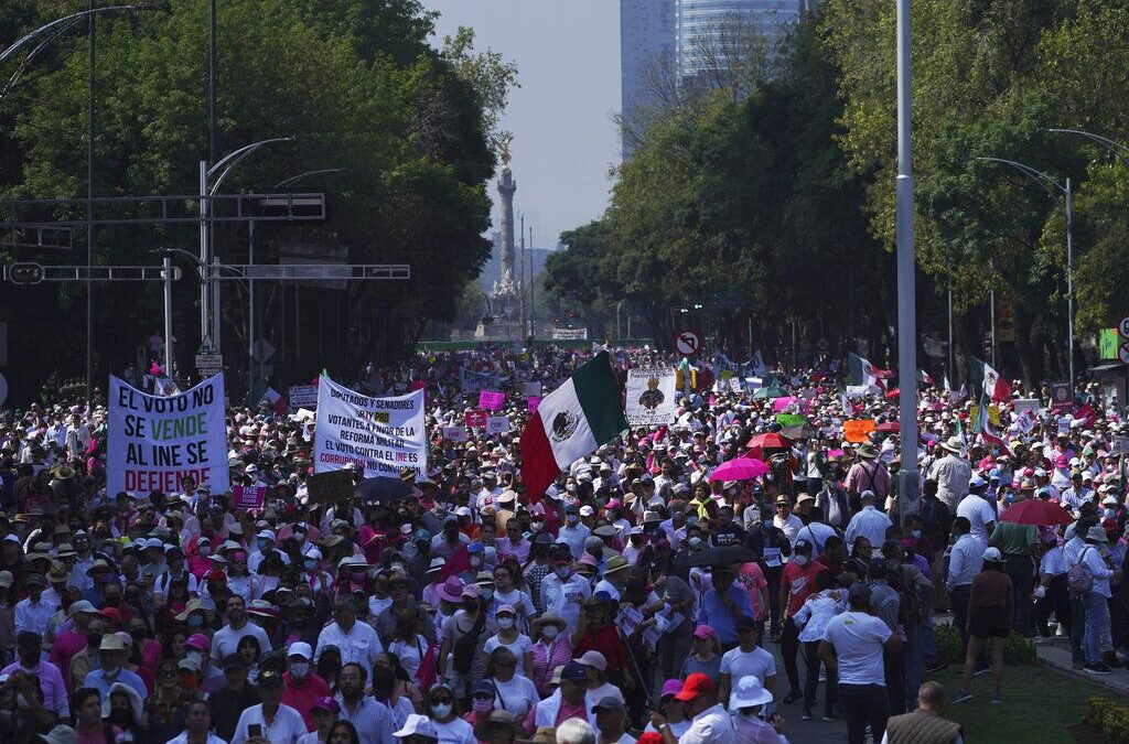 La ‘guerra de cifras’ entre AMLO y organizadores por número de asistentes a marcha por el INE