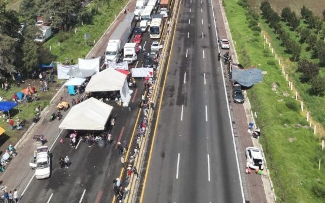 ‘Caos’ en la México-Puebla: Campesinos acuerdan con transportistas reabrir un carril… pero por 2 horas