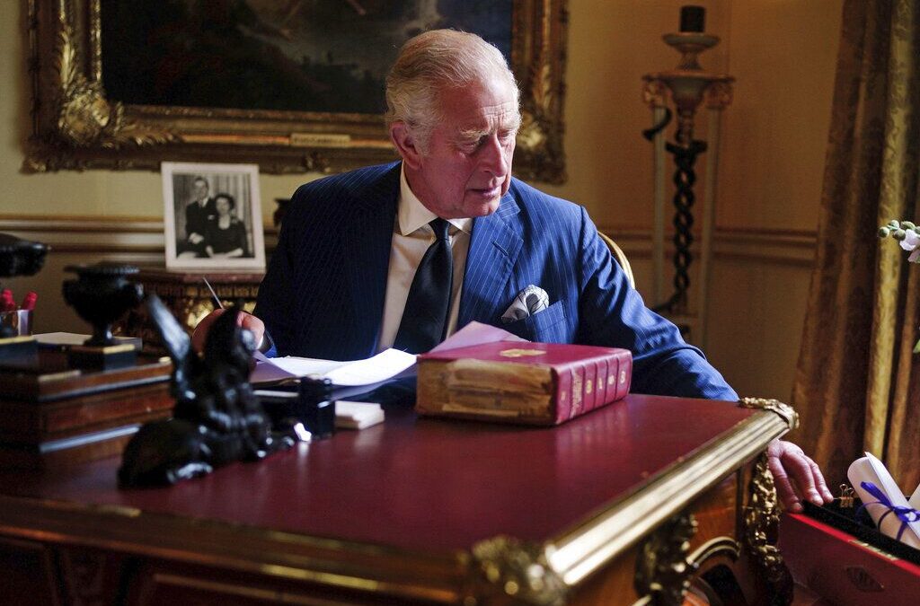 Buckingham difunde imagen de Carlos III en su nueva labor; es señal de continuidad monárquica