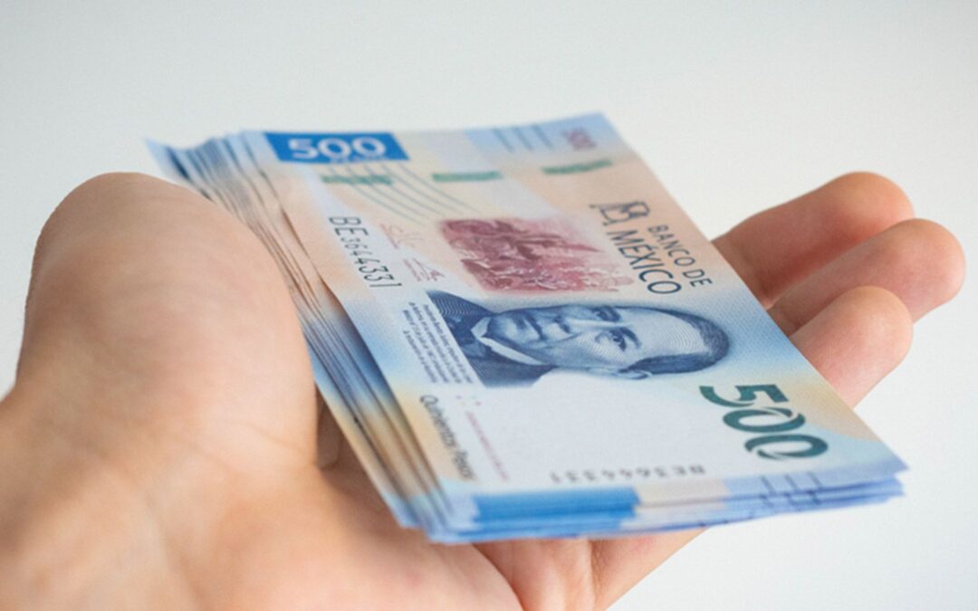 Peso ‘se asusta’ por la aversión al riesgo y cierra con depreciación ante el dólar
