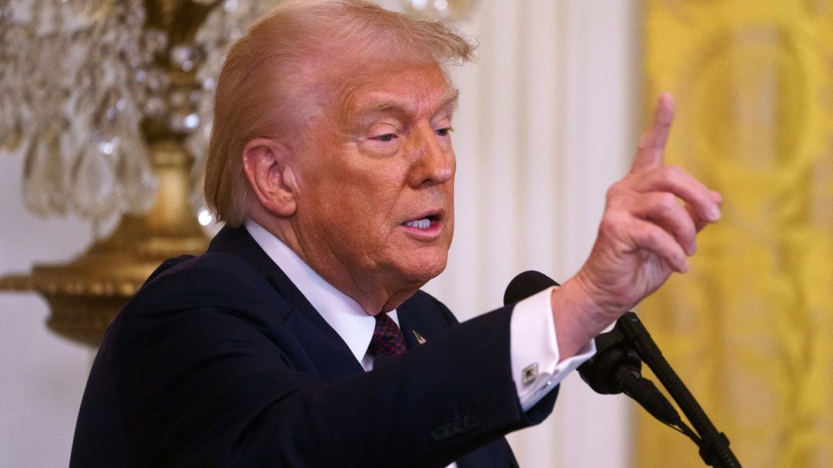 Trump ‘se cuelga la medalla’ tras entrega de capos mexicanos: ‘Son terroristas y exigimos justicia’