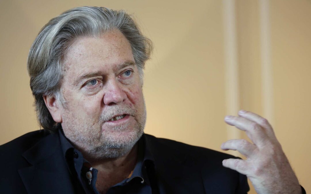 Steve Bannon, asesor que llevó a Trump a la Presidencia, sale de prisión previo a elecciones en EU