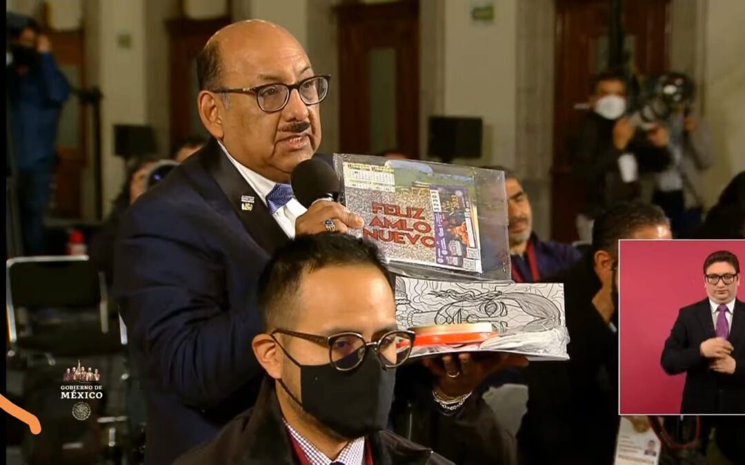‘Feliz AMLO Nuevo’: Lord Molécula regala agenda y libro para colorear a López Obrador