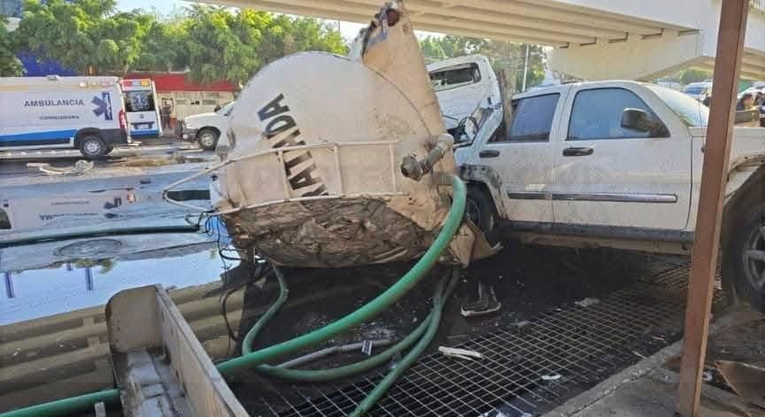 Se desploma pipa de puente y aplasta 4 vehículos en Querétaro