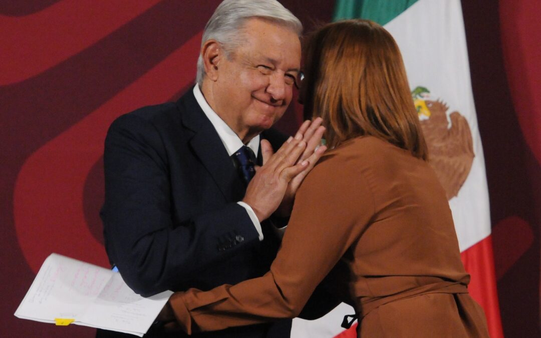 Así fue el tenso momento en que AMLO no correspondió el abrazo de Tatiana Clouthier