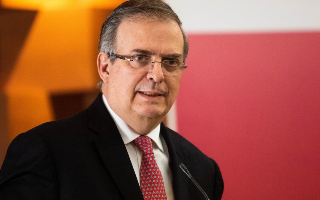 Reclaman a Marcelo Ebrard por Línea 12 del Metro; ‘siempre me mandan a alguien’, dice