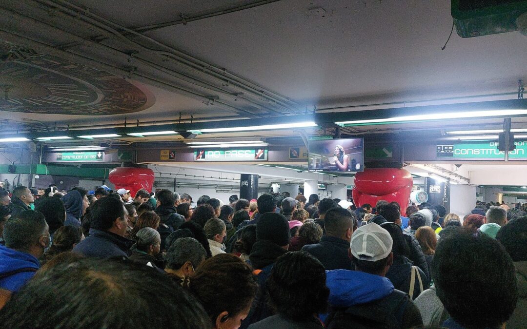 Línea 8 del Metro de CDMX ‘está horrible’: ¿Por qué los trenes tardan en pasar hasta 30 minutos?