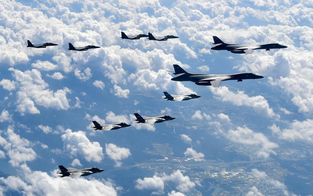 Corea del Norte lanza 4 misiles al mar; EU envía dos aviones que incrementan tensiones