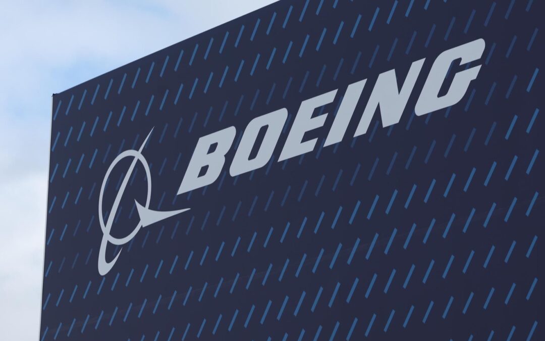 Trabajadores de Boeing van a huelga; consideran insuficiente incremento salarial del 25%