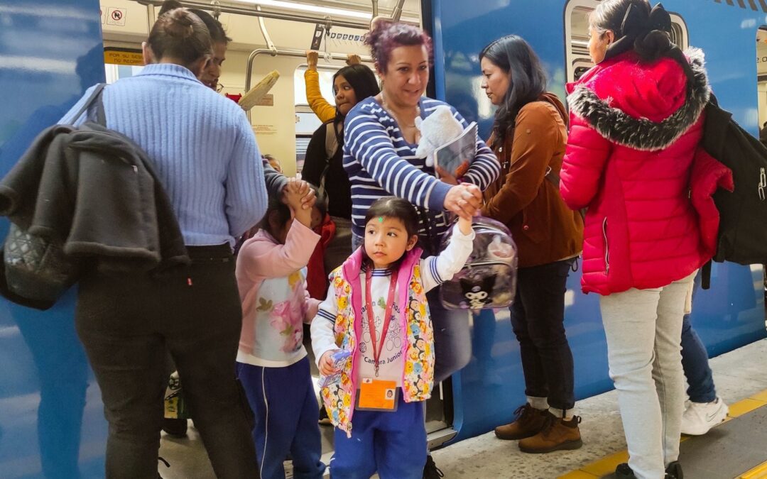 ‘El tren no se mueve’: Usuarios de la Línea 7 del Metro CDMX esperan hasta 15 minutos