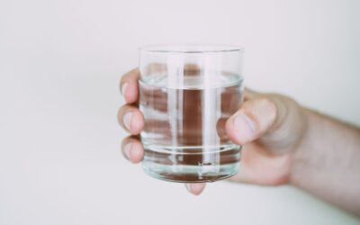 El agua NO es la bebida más hidratante: Estudio científico revela cuál es