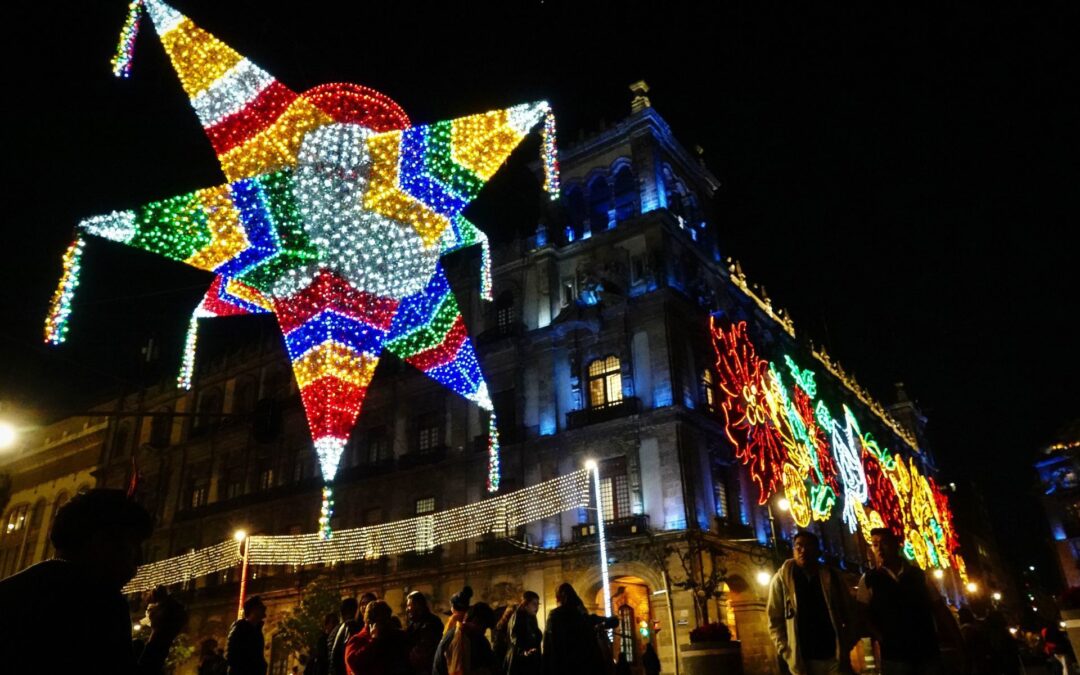 ‘Dale, dale, dale’: Así se ve el homenaje a las piñatas en el alumbrado navideño del Zócalo