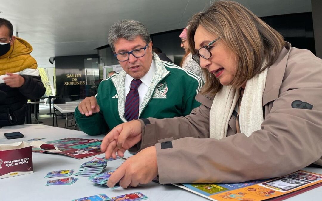 ‘Se puso bueno’: Monreal y Xóchitl Gálvez intercambian estampas del álbum Panini en el Senado