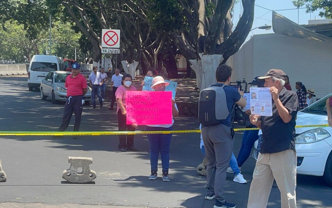 Bloquean acceso a Cuernavaca por desaparición de 3 jóvenes que viajaron a CDMX