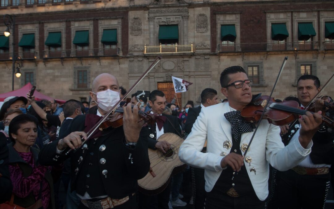 Simpatizantes de AMLO le adelantan serenata cumpleañera afuera de Palacio Nacional
