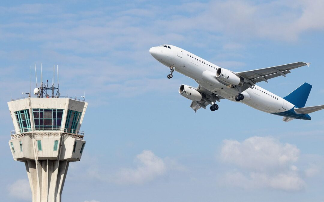 Para que andes ‘volando alto’: ¿Cómo capacitarte para ser controlador aéreo en México?